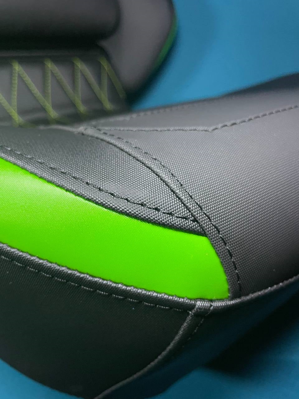 Ergonómikus, összecsukható ülés, fekete-zöld