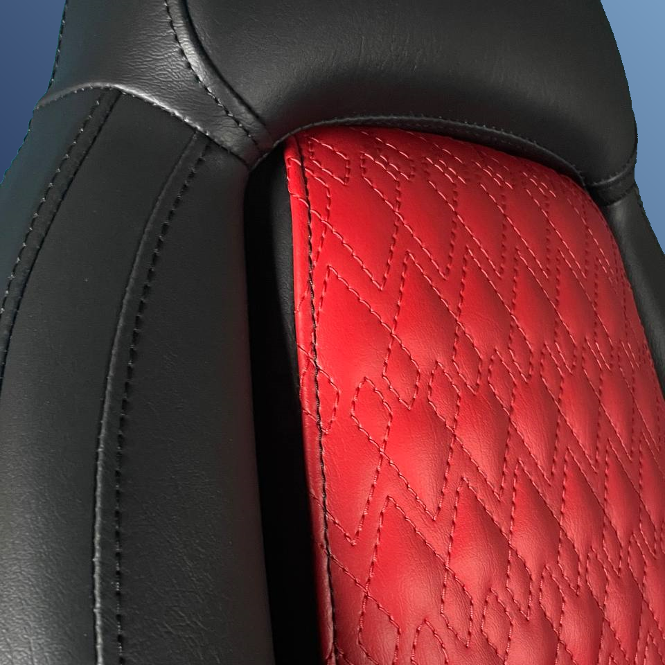 Ergonómikus, összecsukható ülés, piros-fekete