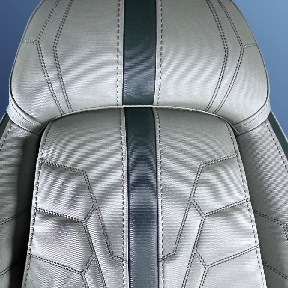 Ergonómikus, összecsukható ülés, ezüst színű